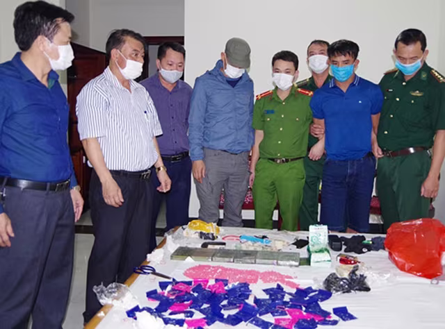 Đối tượng Đặng Quốc Hùng bị bắt giữ cùng tang vật Đối tượng Đặng Quốc Hùng bị bắt giữ cùng tang vật