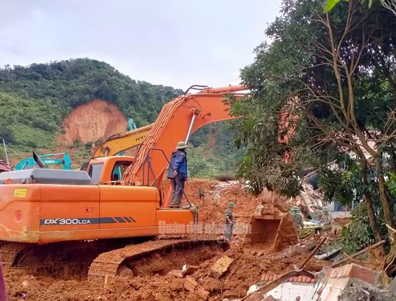 Các lực lượng tại hiện trường đang tích cực tìm kiếm những nạn nhân bị vùi lấp Các lực lượng tại hiện trường đang tích cực tìm kiếm những nạn nhân bị vùi lấp