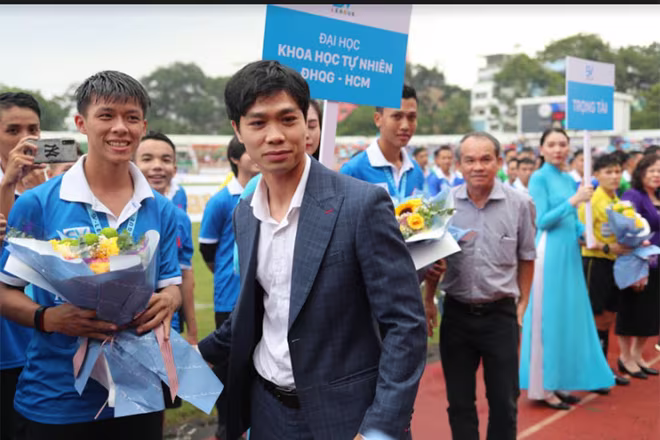 Cầu thủ Công Phượng cổ vũ cho các đội bóng sinh viên