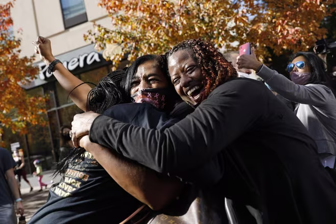 Người ủng hộ đảng Dân chủ vui mừng sau chiến thắng ở Pennsylvania Người ủng hộ đảng Dân chủ vui mừng sau chiến thắng ở Pennsylvania