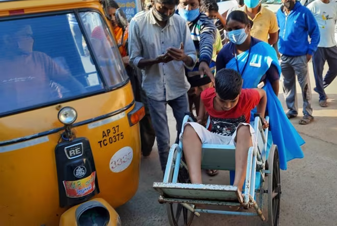 Một bệnh nhân trẻ mắc bệnh lạ được đưa đến bệnh viện tại Eluru, bang Andhra Pradesh Một bệnh nhân trẻ mắc bệnh lạ được đưa đến bệnh viện tại Eluru, bang Andhra Pradesh
