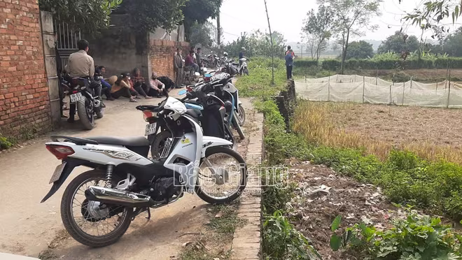 Sáng 11-12, người dân đi qua cánh đồng phát hiện 2 người nạn nhân đã tử vong liền trình báo lên cơ quan chức năng.
