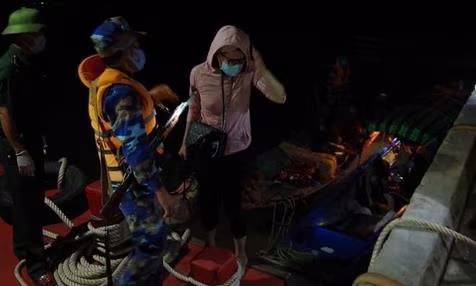 Một nhóm người nhập cảnh trái phép từ Campuchia về bằng đường biển, bị lực lượng chức năng phát hiện Một nhóm người nhập cảnh trái phép từ Campuchia về bằng đường biển, bị lực lượng chức năng phát hiện