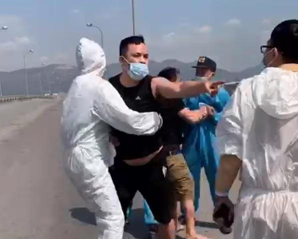 Lực lượng tại chốt đã khống chế 2 đối tượng và bàn giao cho Công an thị xã Đông Triều xử lý Lực lượng tại chốt đã khống chế 2 đối tượng và bàn giao cho Công an thị xã Đông Triều xử lý