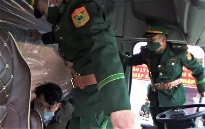 Người đàn ông trốn trong cabin sau ghế lái để tránh cách ly Người đàn ông trốn trong cabin sau ghế lái để tránh cách ly