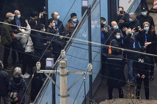 Các chuyên gia trong đội điều tra của WHO đi thị sát chợ hải sản ở Vũ Hán Các chuyên gia trong đội điều tra của WHO đi thị sát chợ hải sản ở Vũ Hán