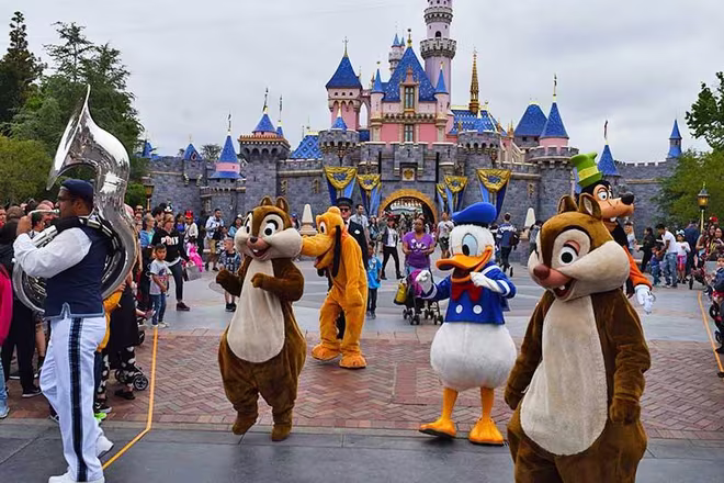 Tháng 9-2020, Disney tuyên bố cho 28.000 nhân viên nghỉ việc, chủ yếu tại các công viên giải trí ở California và Florida Tháng 9-2020, Disney tuyên bố cho 28.000 nhân viên nghỉ việc, chủ yếu tại các công viên giải trí ở California và Florida