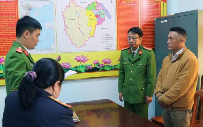 Ông Hồ Trọng Bình nghe đọc lệnh khởi tố Ông Hồ Trọng Bình nghe đọc lệnh khởi tố