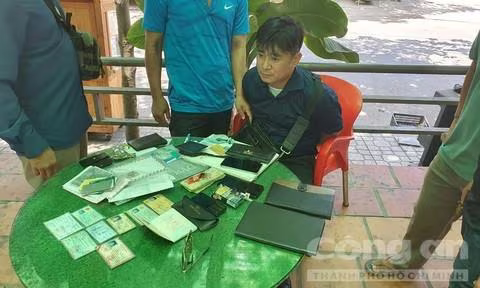 Đối tượng Đỗ Xuân Tuấn bị tạm giữ cùng nhiều tang vật liên quan Đối tượng Đỗ Xuân Tuấn bị tạm giữ cùng nhiều tang vật liên quan