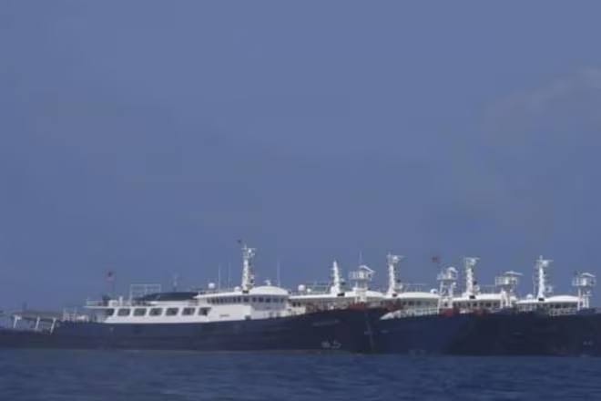 Phía Trung Quốc biện minh rằng các tàu tại Whitsun Reef là tàu đánh cá trú ẩn khi biển động Phía Trung Quốc biện minh rằng các tàu tại Whitsun Reef là tàu đánh cá trú ẩn khi biển động