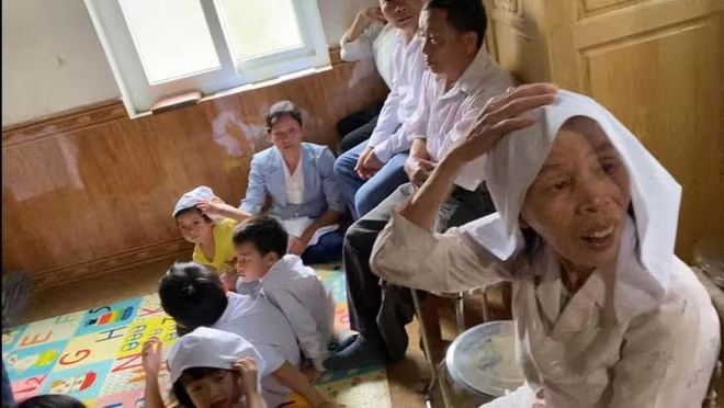 Nhóm bị bắt quả tang gồm 6 người lớn và 6 trẻ em