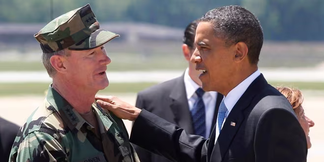 Cựu Tổng thống Mỹ Barack Obama và Đô đốc hải quân William McRaven Cựu Tổng thống Mỹ Barack Obama và Đô đốc hải quân William McRaven