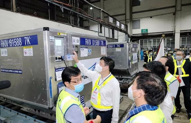 Lô quà tặng 1 triệu liều vaccine từ Nhật Bản về đến Việt Nam tối 16-6 Lô quà tặng 1 triệu liều vaccine từ Nhật Bản về đến Việt Nam tối 16-6