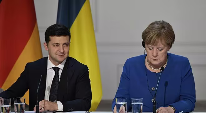 Tổng thống Ukraine Volodymyr Zelensky và Thủ tướng Đức Angela Merkel tại hội nghị Nhóm Bộ tứ Normandy ở Paris năm 2019 Tổng thống Ukraine Volodymyr Zelensky và Thủ tướng Đức Angela Merkel tại hội nghị Nhóm Bộ tứ Normandy ở Paris năm 2019