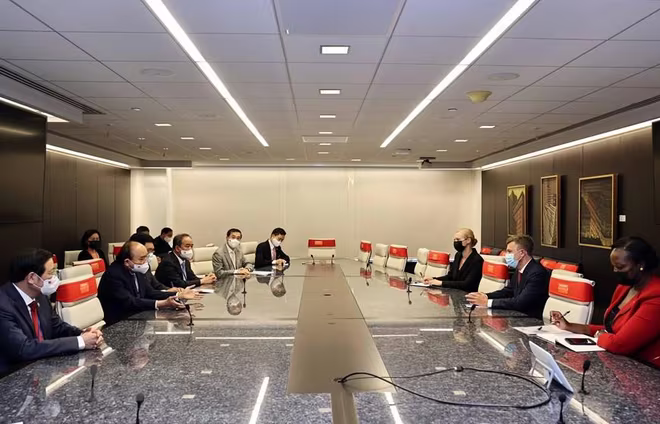 Chủ tịch nước Nguyễn Xuân Phúc làm việc với ban lãnh đạo Công ty Pfizer ở New York sáng 23-9