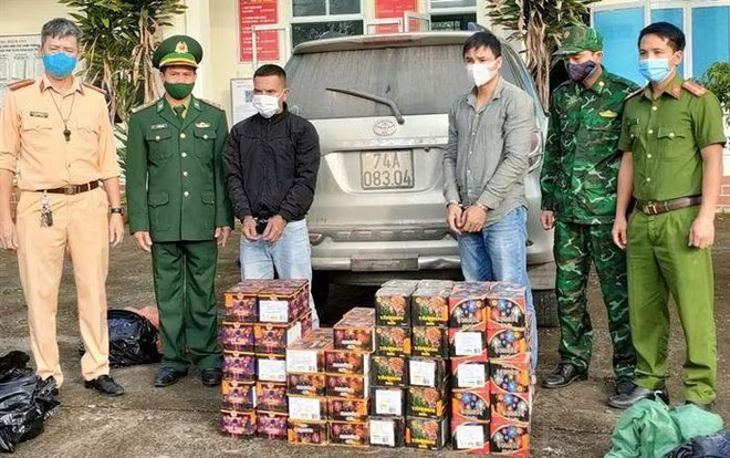 Hai đối tượng Hồ Văn Nhòm và Trần Đình Tùng cùng tang vật Hai đối tượng Hồ Văn Nhòm và Trần Đình Tùng cùng tang vật