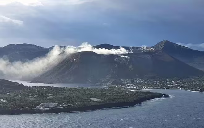 Trên đảo Vulcano có một núi lửa chưa phun trào kể từ năm 1888 Trên đảo Vulcano có một núi lửa chưa phun trào kể từ năm 1888