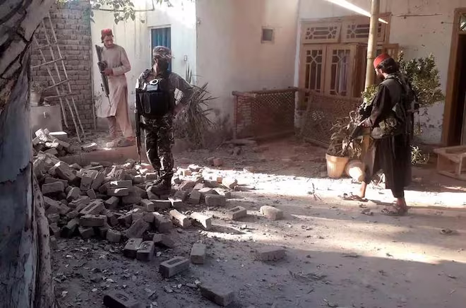 Các tay súng Taliban kiểm tra hiện trường vụ đánh bom ven đường ở Jalalabad, Afghanistan, hôm 23-10 Các tay súng Taliban kiểm tra hiện trường vụ đánh bom ven đường ở Jalalabad, Afghanistan, hôm 23-10