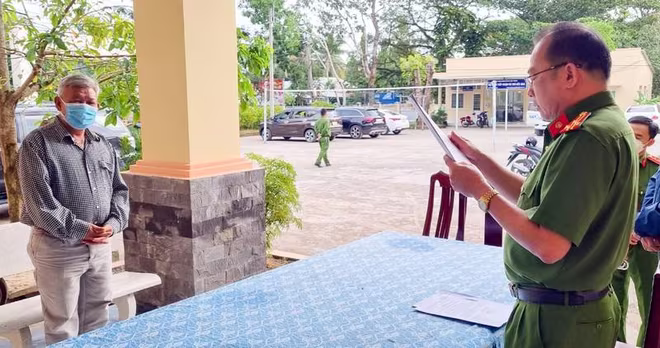 Công an đọc lệnh bắt tạm giam bị can Trần Xuân Hồng Công an đọc lệnh bắt tạm giam bị can Trần Xuân Hồng