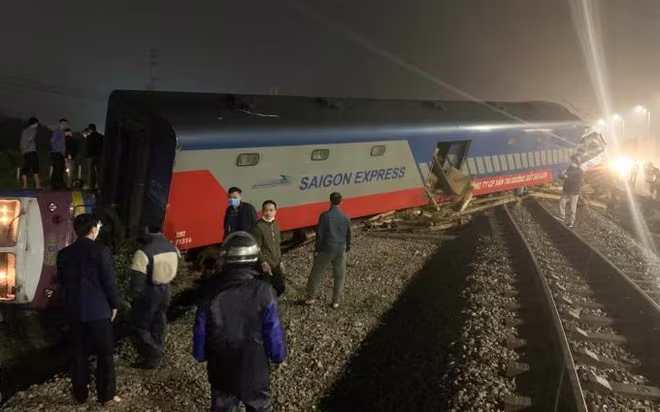 Đầu máy và toa xe bị đổ sau vụ va chạm Đầu máy và toa xe bị đổ sau vụ va chạm