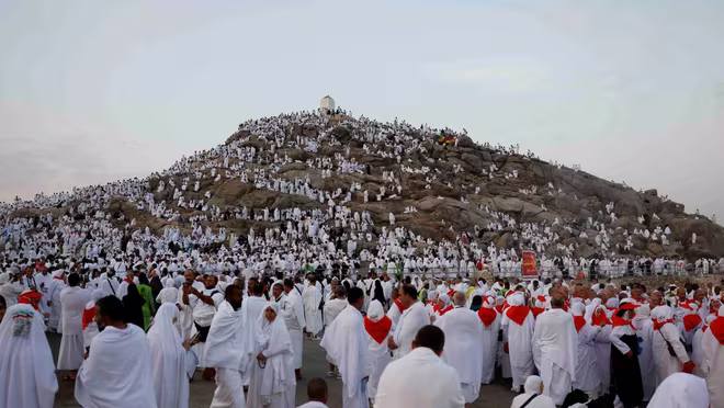 Những người hành hương Hồi giáo tập trung trên núi Arafat trong cuộc hành hương Hajj ở Saudi Arabia vào ngày 15-6-2024 Những người hành hương Hồi giáo tập trung trên núi Arafat trong cuộc hành hương Hajj ở Saudi Arabia vào ngày 15-6-2024