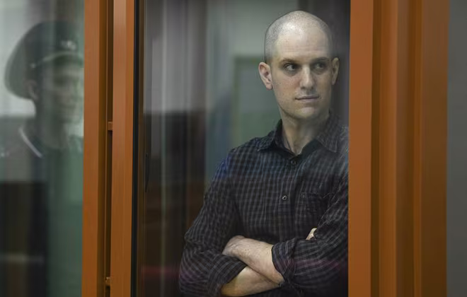 Phóng viên người Mỹ Evan Gershkovich làm việc cho The Wall Street Journal bị Nga cáo buộc tội gián điệp Phóng viên người Mỹ Evan Gershkovich làm việc cho The Wall Street Journal bị Nga cáo buộc tội gián điệp