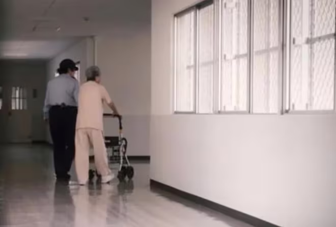 Bà Akiyo, phạm nhân 81 tuổi, đang thụ án vì tội ăn cắp vặt Bà Akiyo, phạm nhân 81 tuổi, đang thụ án vì tội ăn cắp vặt