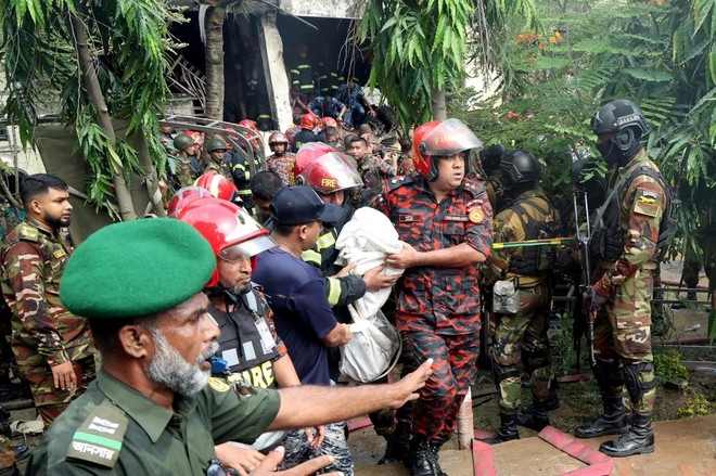 Các đội cứu hộ đưa nạn nhân ra khỏi hiện trường vụ việc ở Dhaka, Bangladesh