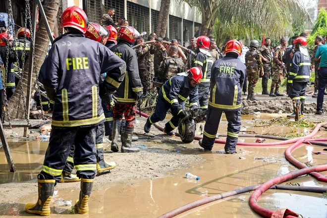 Lực lượng cứu hỏa Bangladesh dọn dẹp xác chiếc máy bay huấn luyện của Không quân rơi xuống trường học