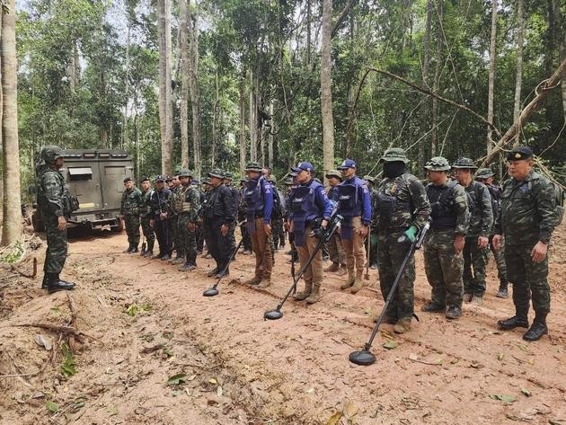 Binh lính Thái Lan kiểm tra khu vực biên giới nơi quân đội Hoàng gia Thái Lan cho biết đã tìm thấy hai quả mìn chống bộ binh