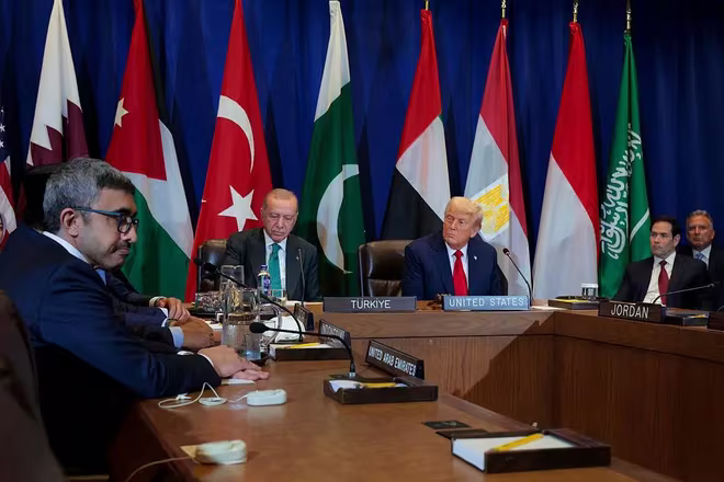 Tổng thống Mỹ Donald Trump cùng các nhà lãnh đạo một số quốc gia Ảrập và Hồi giáo tại kỳ họp thứ 80 của Đại hội đồng Liên hợp quốc tại New York, ngày 23-9-2025
