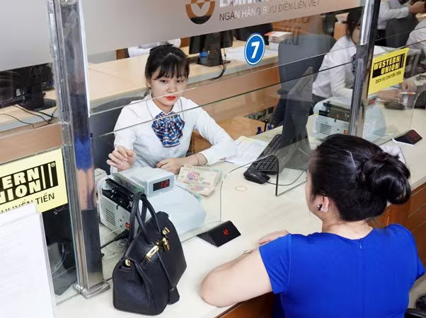 Thời gian qua, các ngân hàng liên tục giảm cả lãi suất huy động lẫn lãi suất cho vay Thời gian qua, các ngân hàng liên tục giảm cả lãi suất huy động lẫn lãi suất cho vay