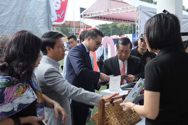 Phó Thống đốc NHNN trải nghiệm dịch vụ thẻ contactless tại Sóng Festival Phó Thống đốc NHNN trải nghiệm dịch vụ thẻ contactless tại Sóng Festival