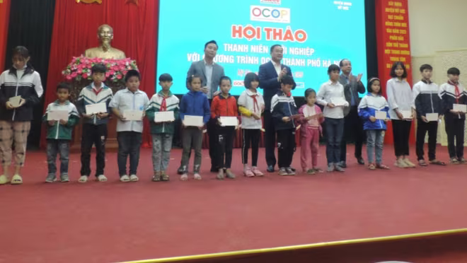 Các đại biểu trao tặng học bổng tới học sinh có hoàn cảnh khó khăn Các đại biểu trao tặng học bổng tới học sinh có hoàn cảnh khó khăn