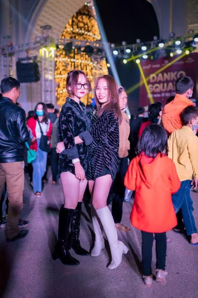 Các bạn trẻ check in tại cây thông Noel Các bạn trẻ check in tại cây thông Noel