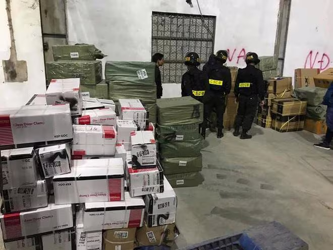 Lực lượng chức năng kiểm đếm kho hàng lậu khủng Lực lượng chức năng kiểm đếm kho hàng lậu khủng