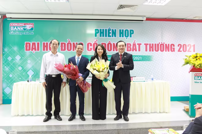 Lãnh đạo NHNN Chi nhánh Kiên Giang và Chủ tịch HĐQT Lê Khắc Gia Bảo tặng hoa 2 thành viên mới của HĐQT Kienlongbank Lãnh đạo NHNN Chi nhánh Kiên Giang và Chủ tịch HĐQT Lê Khắc Gia Bảo tặng hoa 2 thành viên mới của HĐQT Kienlongbank