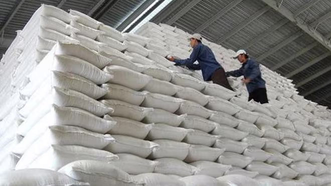 Hơn 15.300 tấn gạo sẽ được xuất cấp khẩn cấp để hỗ trợ người dân TP.HCM và Long An Hơn 15.300 tấn gạo sẽ được xuất cấp khẩn cấp để hỗ trợ người dân TP.HCM và Long An