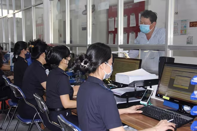 Hải quan cho rằng vướng mắc liên quan đến 2 lô khẩu trang viện trợ là do UBMTTQ chưa cung cấp đủ hồ sơ, giấy tờ theo quy định