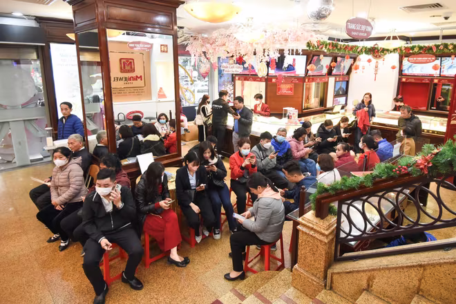 Người dân xếp hàng mua vàng đa phần chỉ mua một vài chỉ cầu may Người dân xếp hàng mua vàng đa phần chỉ mua một vài chỉ cầu may