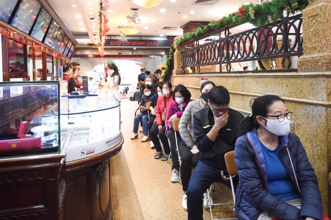 Nhiều người dân vẫn xếp hàng mua vàng ngày vía Thần Tài Nhiều người dân vẫn xếp hàng mua vàng ngày vía Thần Tài
