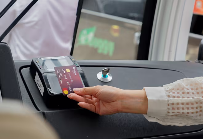 Cổng thanh toán trên xe bus/điện chấp nhận thanh toán bằng cả thẻ ghi nợ và thẻ tín dụng Cổng thanh toán trên xe bus/điện chấp nhận thanh toán bằng cả thẻ ghi nợ và thẻ tín dụng