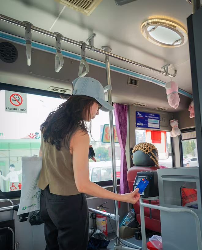 Khách hàng trải nghiệm một chạm để thanh toán vé xe bus Khách hàng trải nghiệm một chạm để thanh toán vé xe bus