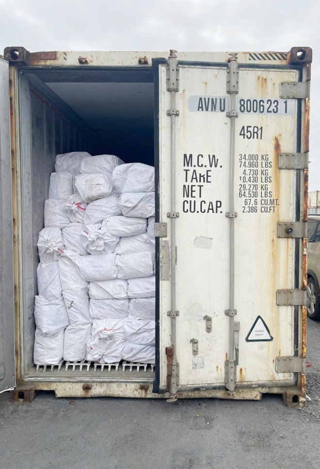 Hải quan phối hợp các lực lượng chức năng kiểm tra các container của Công ty TNHH XNK VN