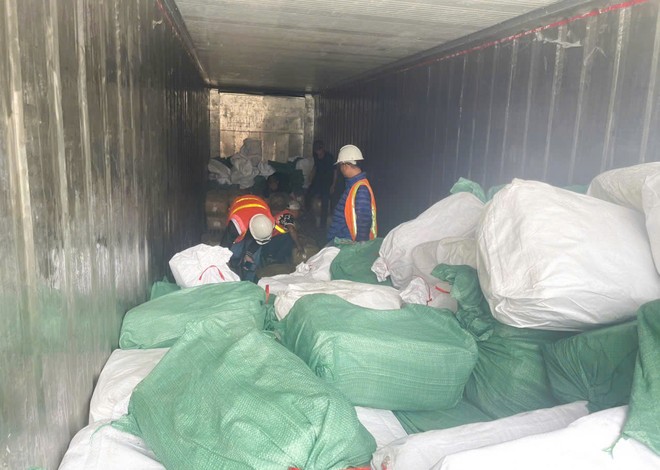 Trọng lượng 1 container khoảng 28 tấn nhưng thực tế kiểm tra chỉ có khoảng 5 tấn được xếp ở đầu container