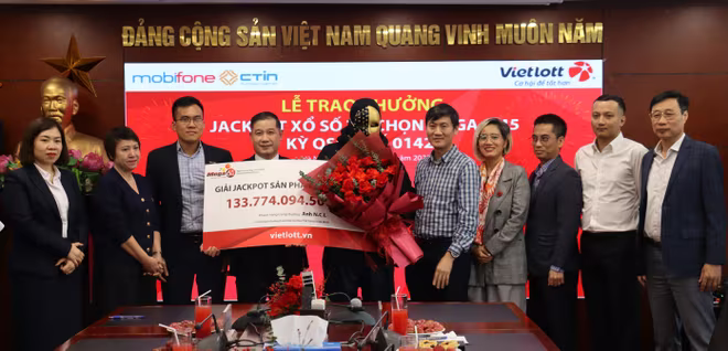 Anh N.C.L nhận giải Jackpot Mega 6/45 kỳ QSMT 01422