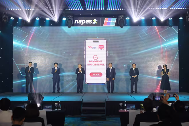 Các đại biểu thực hiện nghi thức công bố thanh toán bán lẻ song phương qua mã QR giữa Việt Nam và Trung Quốc Các đại biểu thực hiện nghi thức công bố thanh toán bán lẻ song phương qua mã QR giữa Việt Nam và Trung Quốc