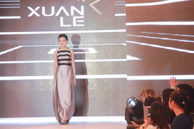 Xem siêu mẫu Việt trình diễn thời trang trong…lòng đất ảnh 4 Xem siêu mẫu Việt trình diễn thời trang trong…lòng đất ảnh 4