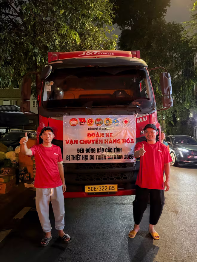 Những chuyến xe sẵn sàng khởi hành, mang theo hàng hóa hỗ trợ khẩn cấp đến các vùng bị ảnh hưởng bởi thiên tai