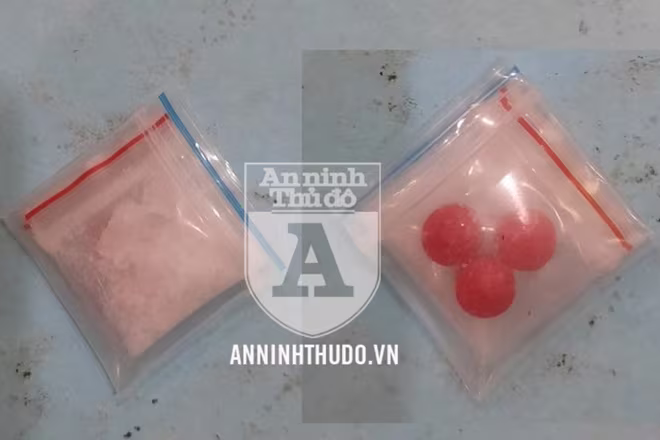 Hai gói ma túy được đối tượng giấu trong cạp quần Hai gói ma túy được đối tượng giấu trong cạp quần
